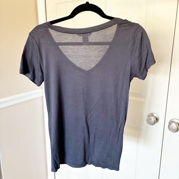 H&M Basic Grey V-neck T-shirt Size Extra Small - Picture 2 of 4